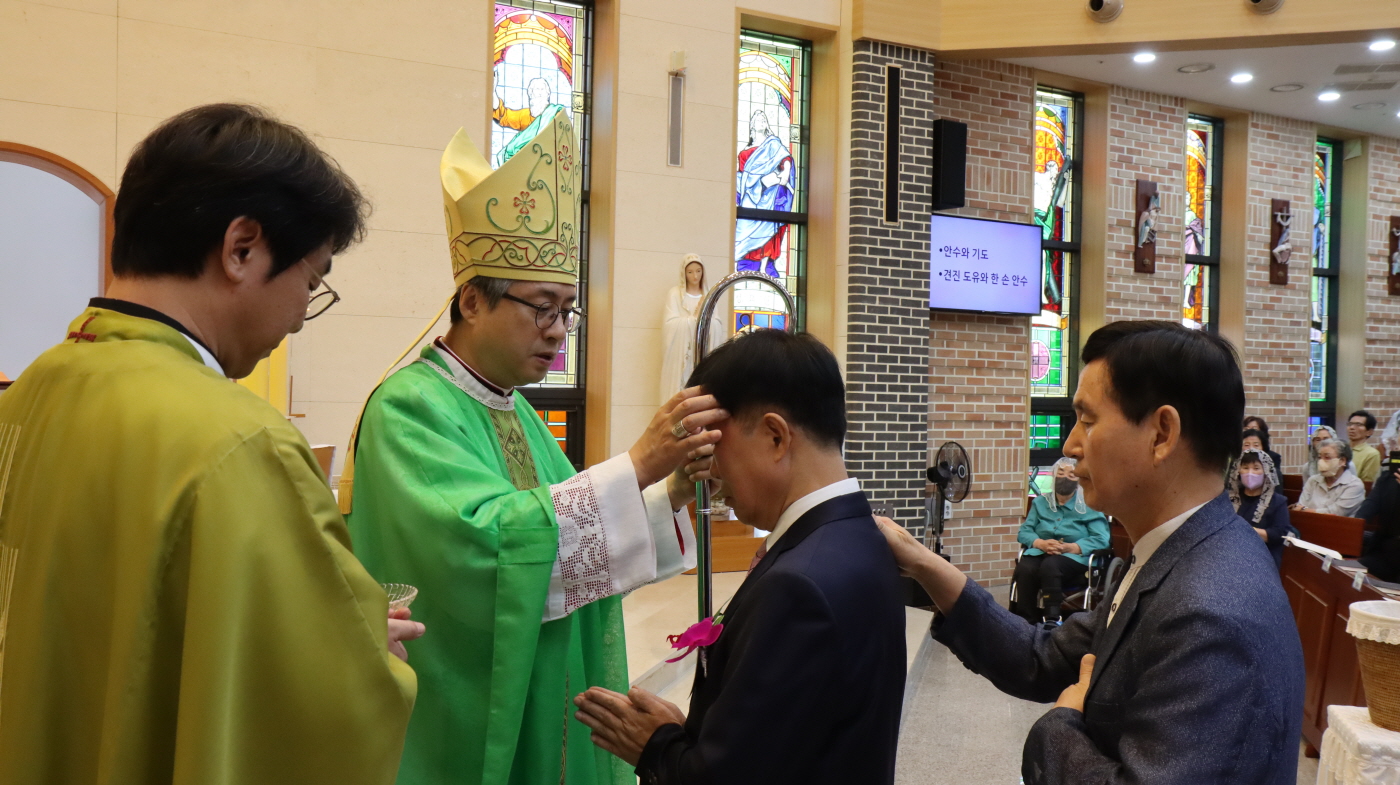 [크기변환]주교님 방문 견진성사(97).JPG