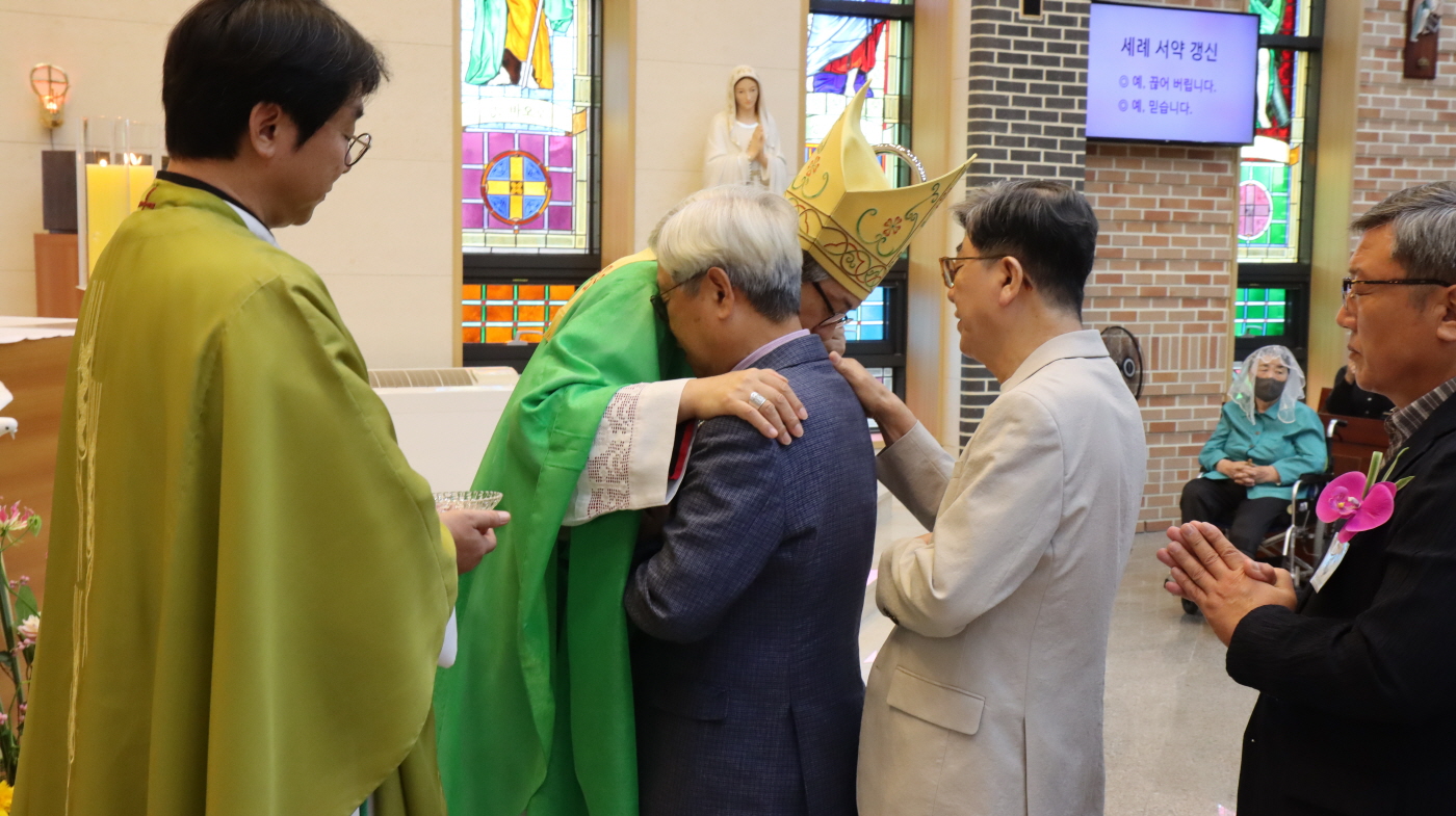 [크기변환]주교님 방문 견진성사(75).JPG