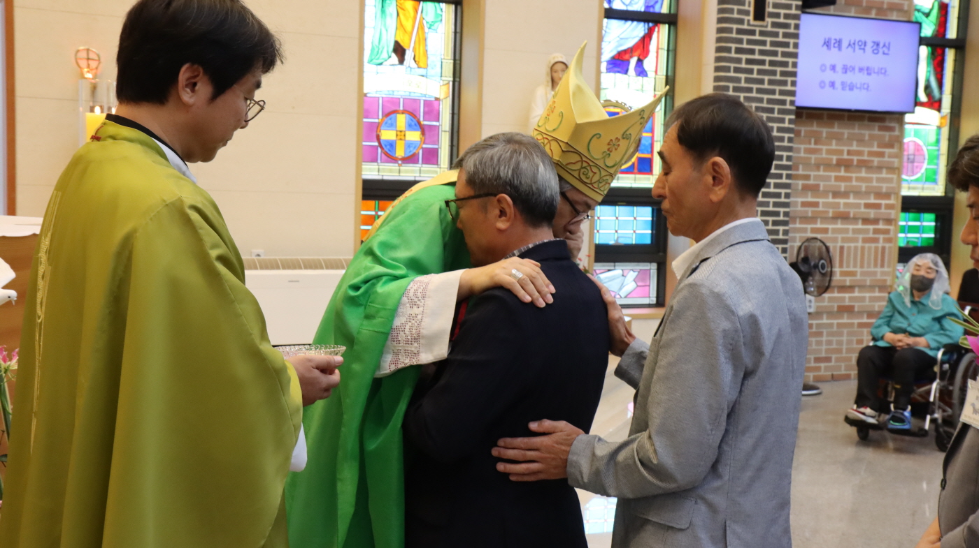 [크기변환]주교님 방문 견진성사(77).JPG