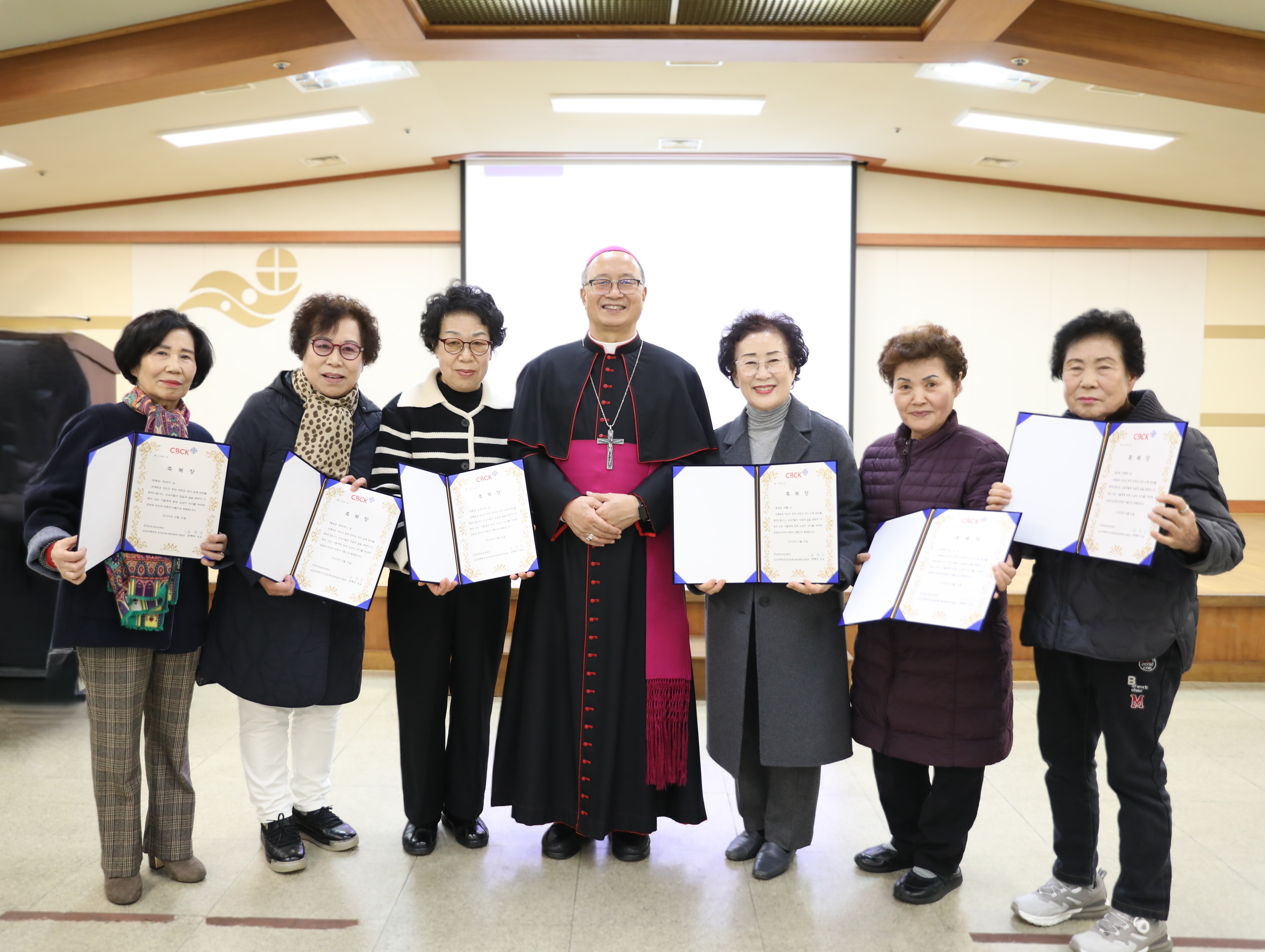 20251211전국성지순례완주축복장수여식147-1.JPG