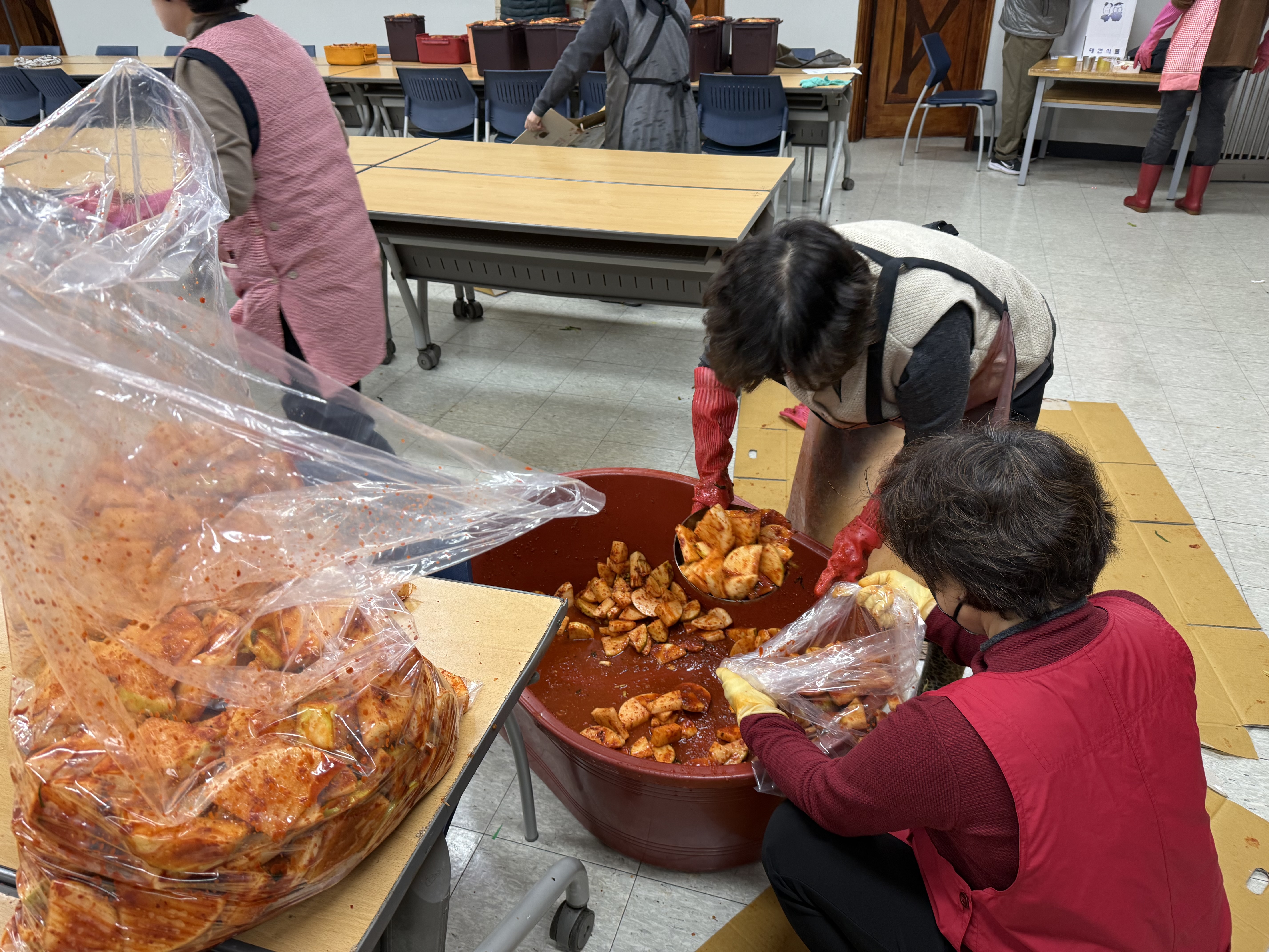 251213 김장나누기(6).jpg