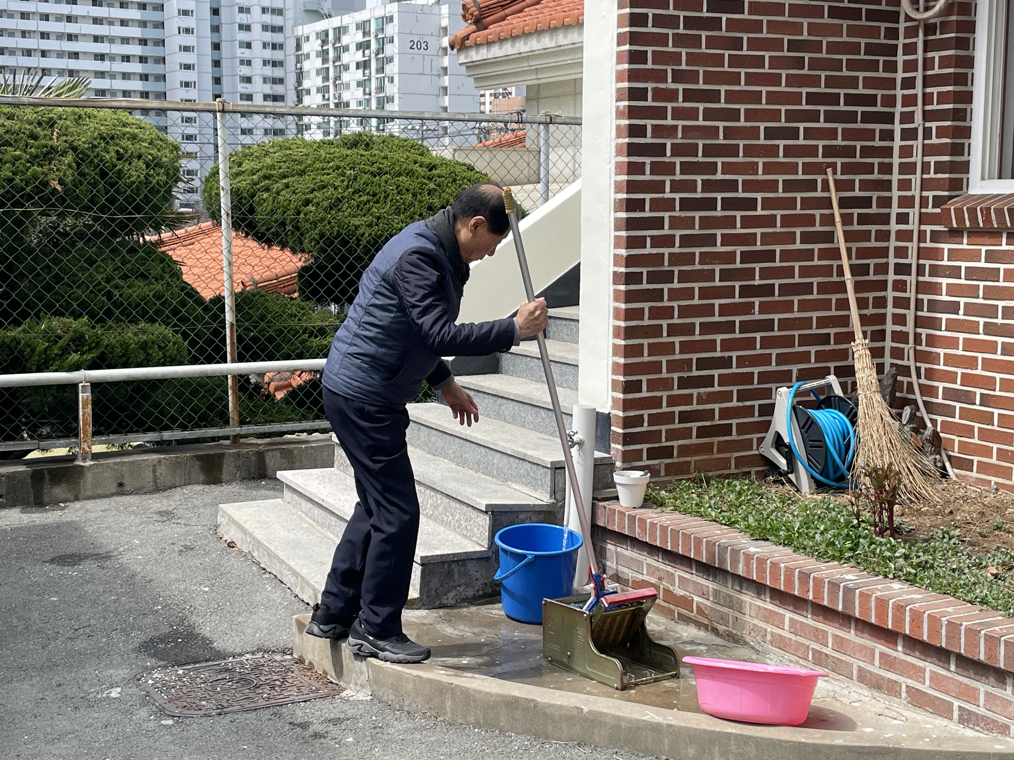 250330 부활맞이 대청소 (16).jpg