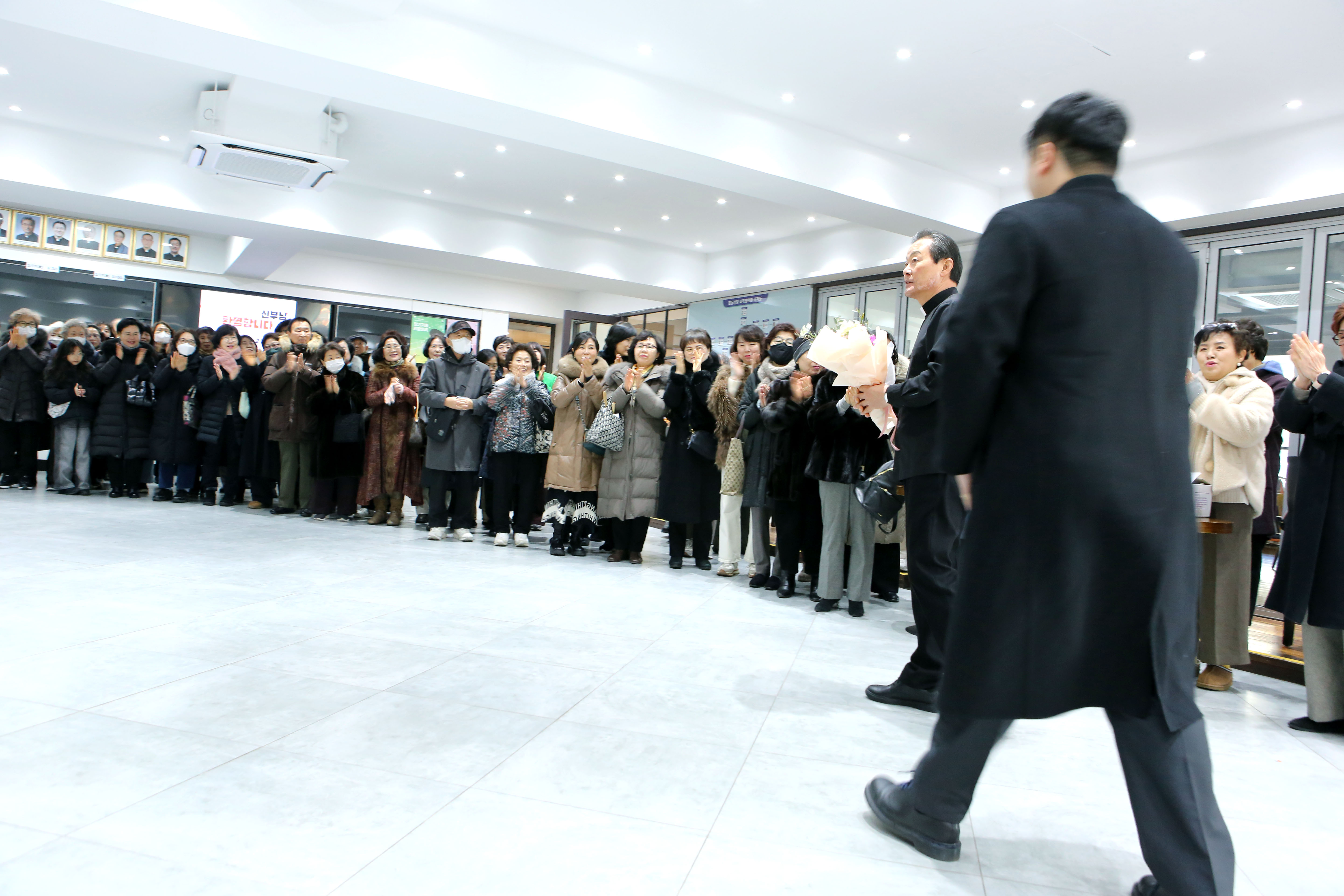 남세진요셉신부님 오신날-도착2.jpg