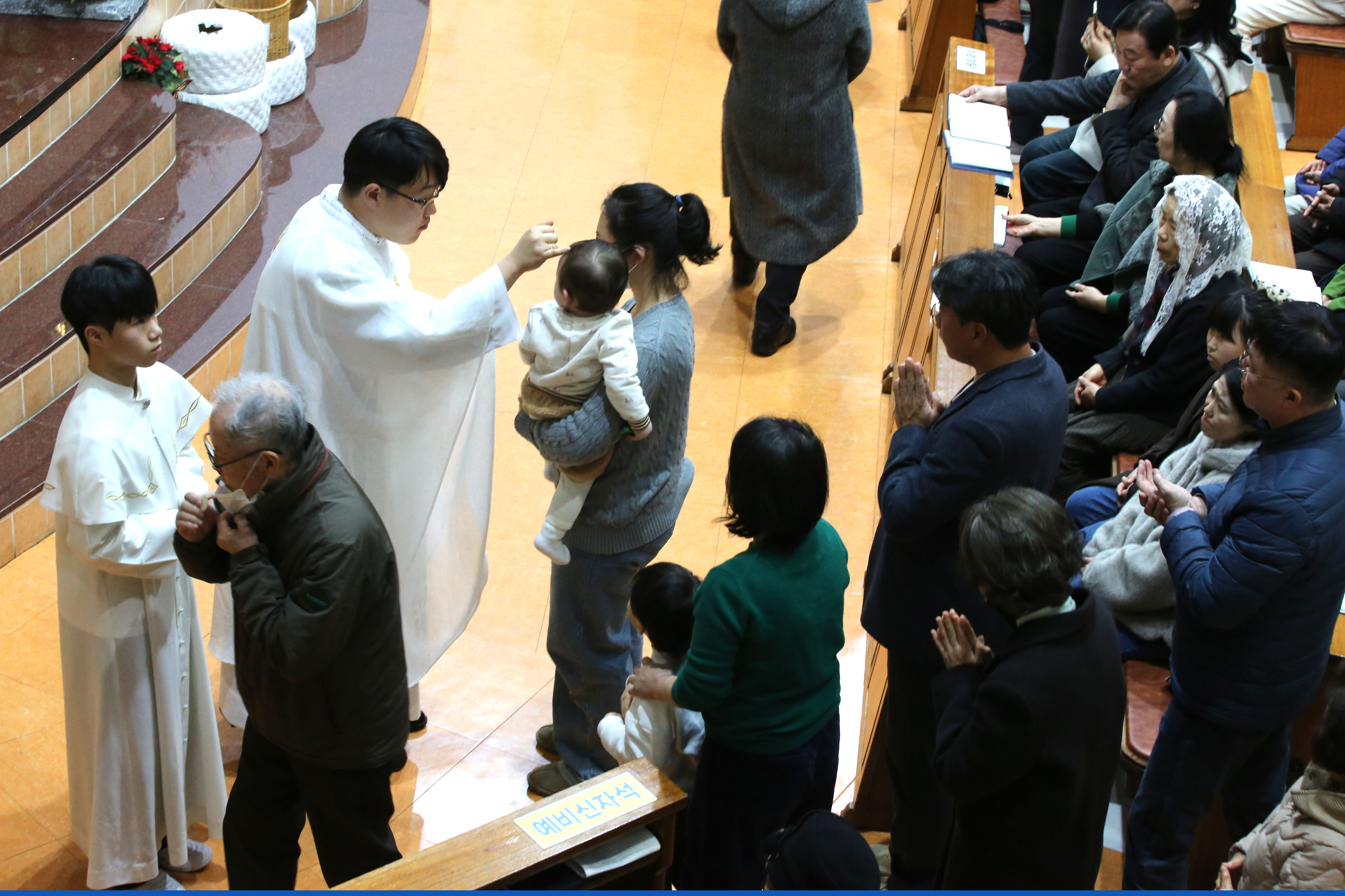 보좌신부님 영성체.JPG