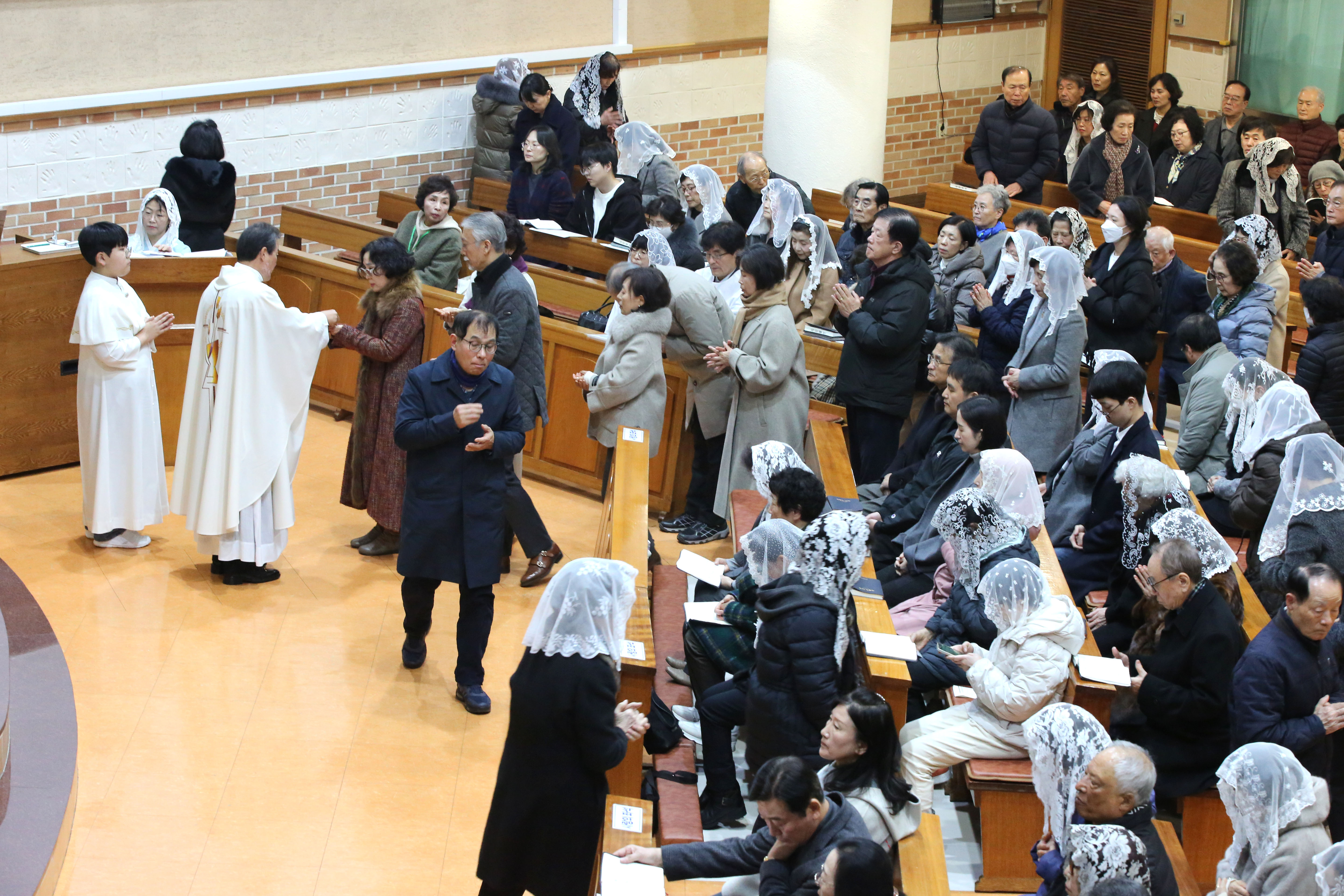 주임신부님 영성체.JPG