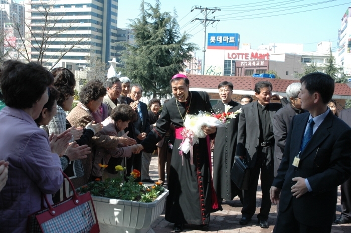 황철수 주교 사목방문.jpg
