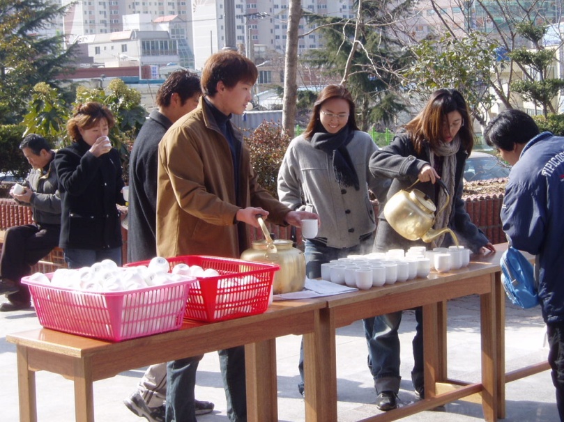청년회 주일 차 봉사.jpg