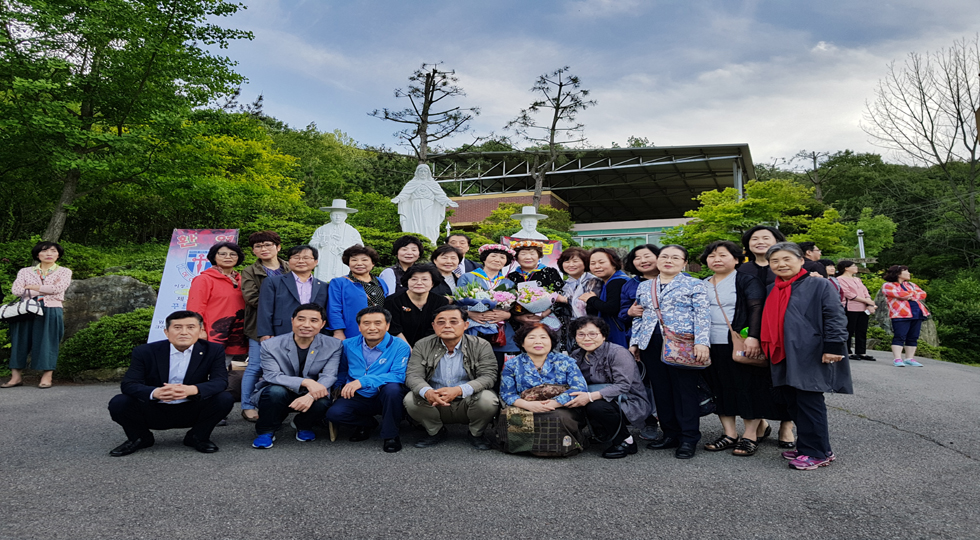 7.축하해주기위해 오신 선배 꾸르실리스따와 단체 기념촬영.jpg