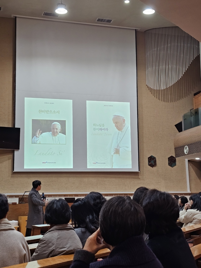 신부님 -탄소 교육(총회).jpg