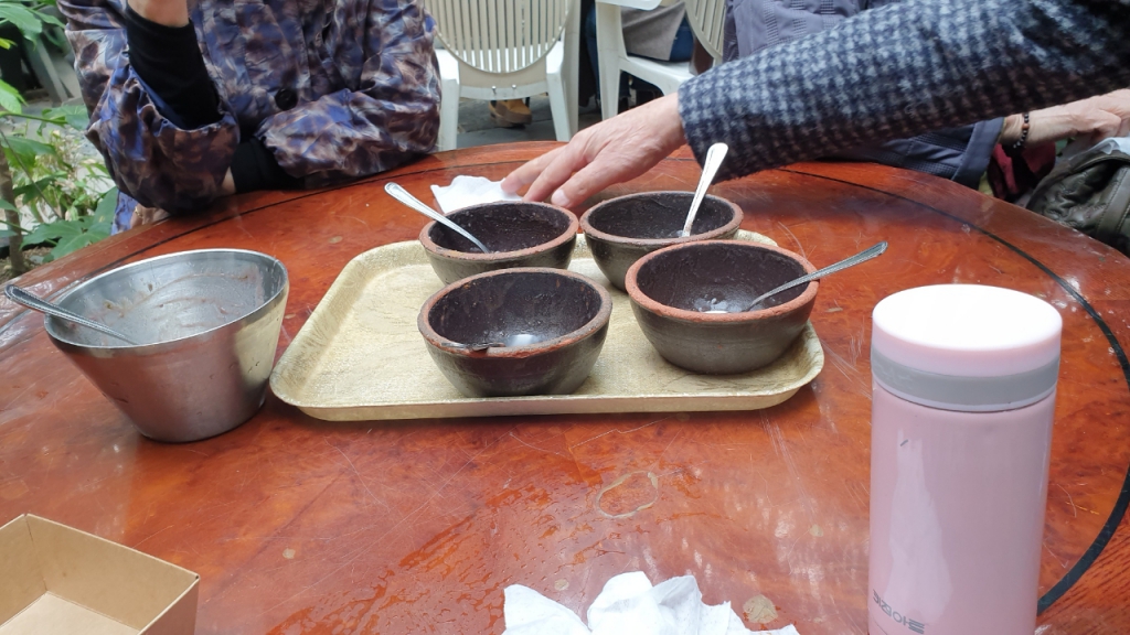 부활 축하 팥죽 남김없이 먹기 4명.jpg