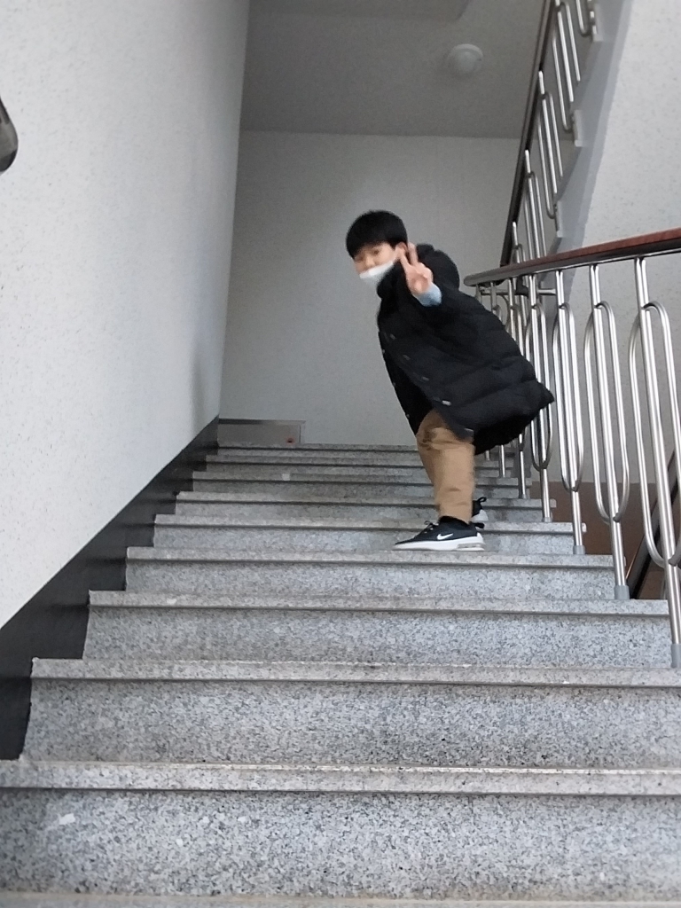 계단-성인 장수정, 학생 도현 .jpeg
