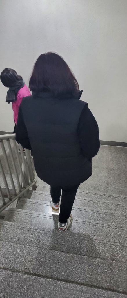 계단-성인 2명.jpg