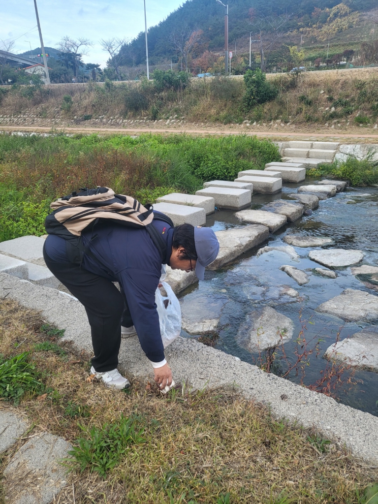 강변쓰레기줍기사진(1-2).jpg