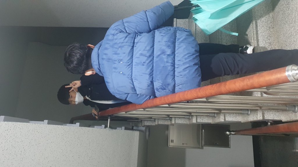 계단-학생 도현,도윤, 성인 장수정 .jpg