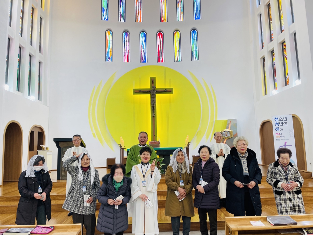 2.은빛여정 봉사자 성경공부 수료증 수여, 탄소단식 챌린지 본당시상.jpg