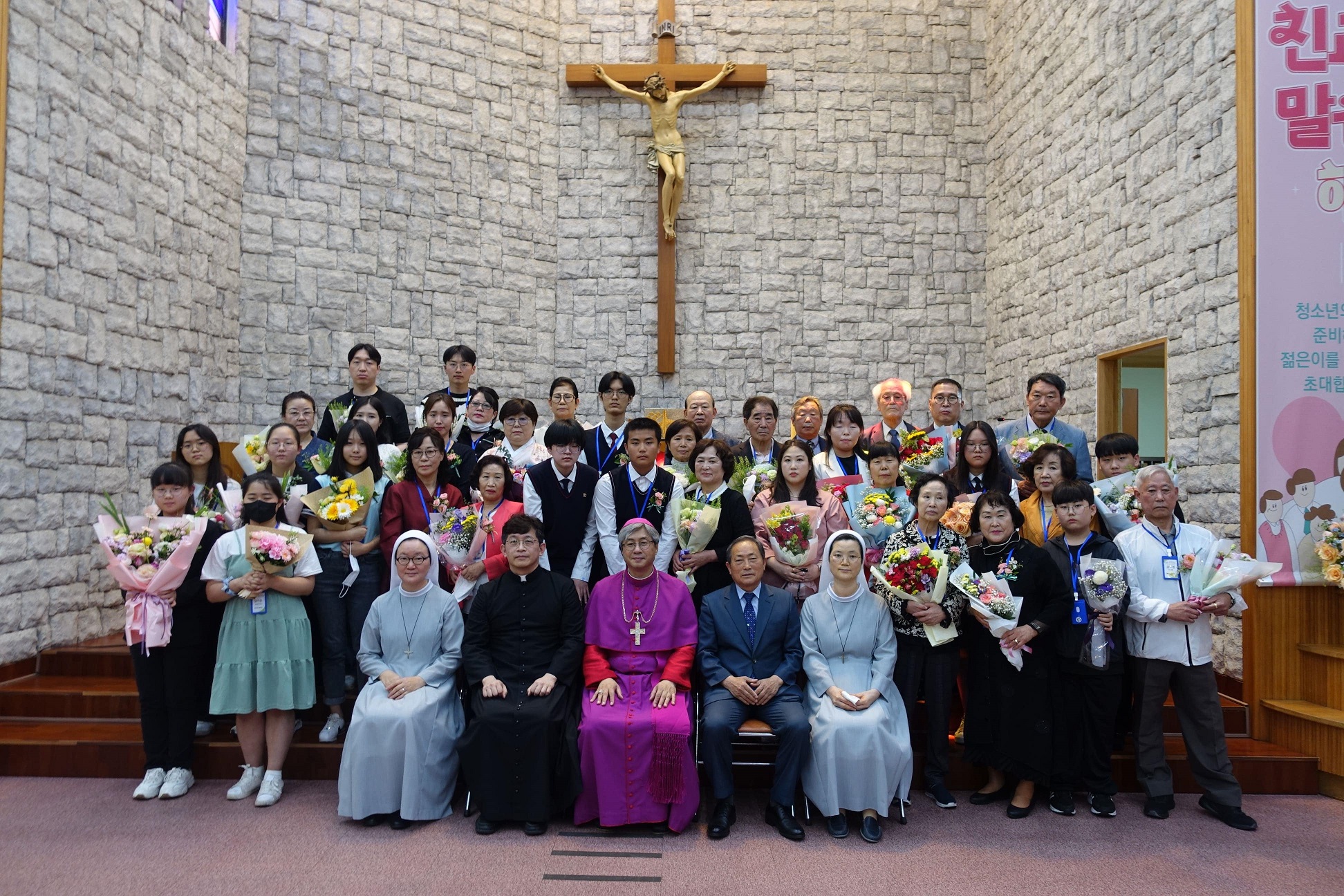 금곡성당_견진성사(신호철비오주교님, 정창식스테파노본당신부님,장광영마테오본당회장님)-min-min.jpg