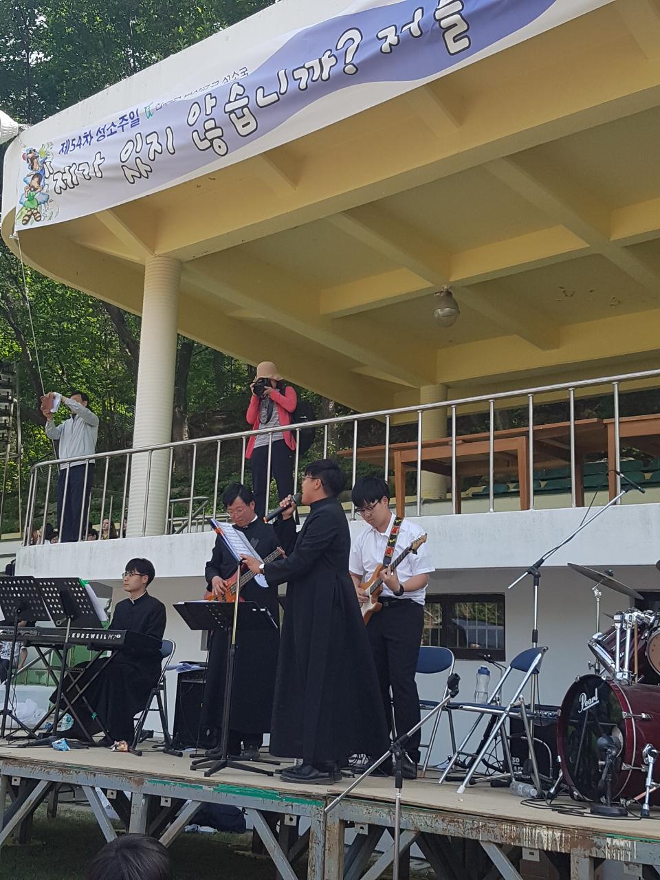 BandPhoto_2017_05_08_07_42_52.jpg