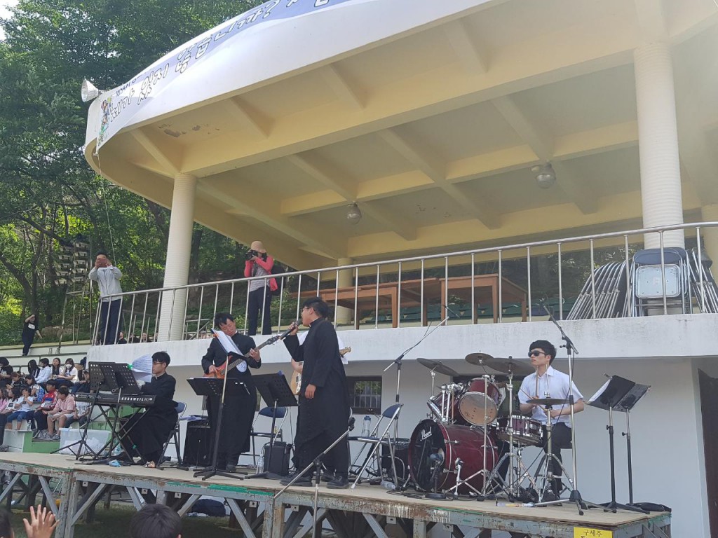 BandPhoto_2017_05_08_07_42_47.jpg