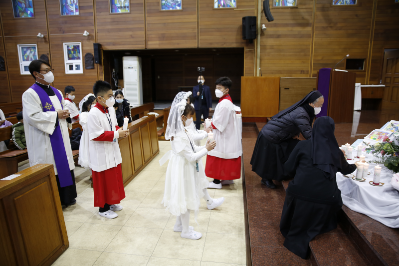 2020-12-19 초등부 세례식 및 첫영성체 (38).png