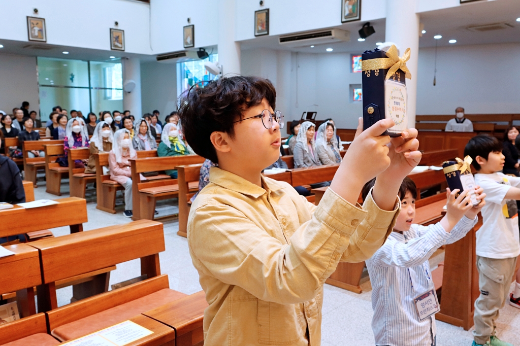 2025_04_27 첫영성체 성경 수여식 (12).JPG