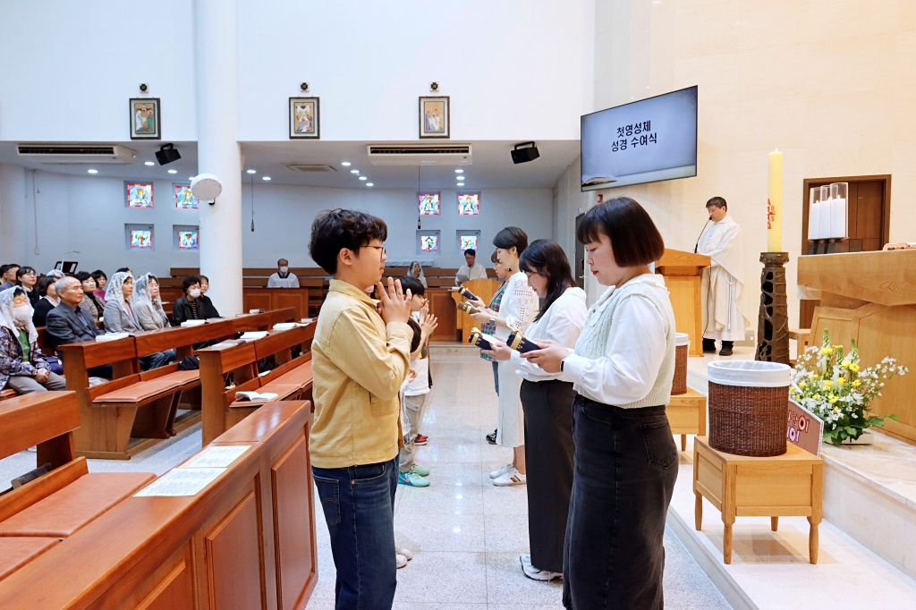 2025_04_27 첫영성체 성경 수여식 (7).JPG