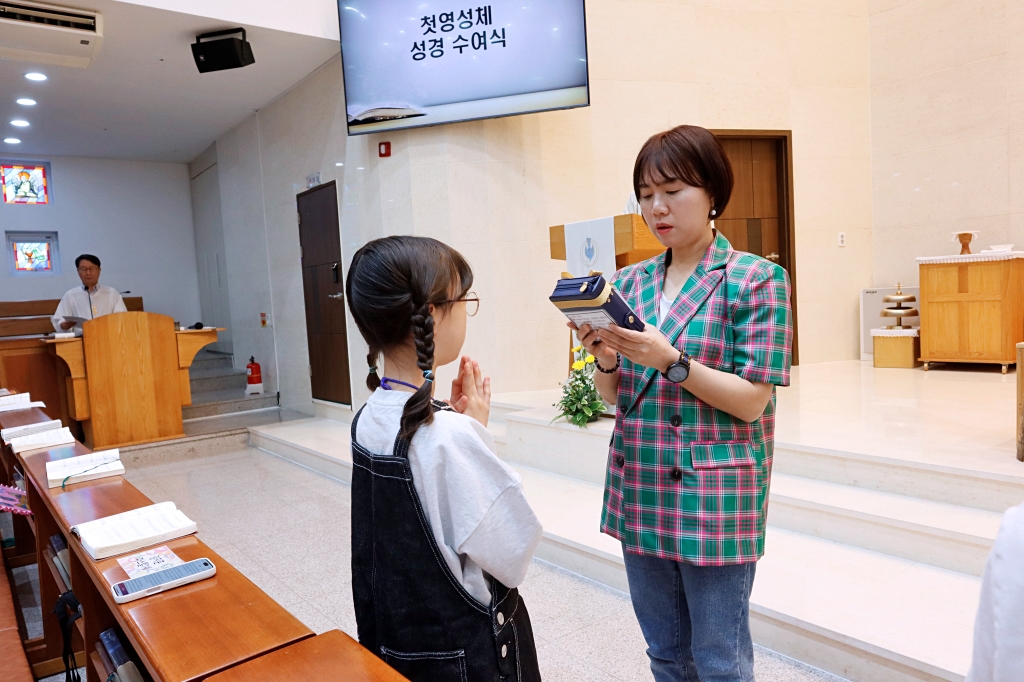 2025_04_27 첫영성체 성경 수여식 (10).JPG