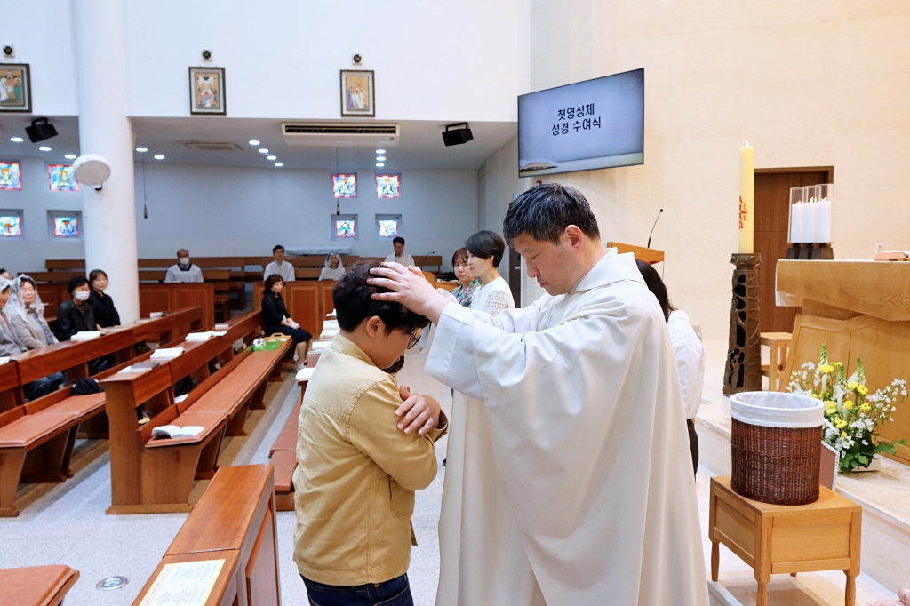 2025_04_27 첫영성체 성경 수여식 (16).JPG