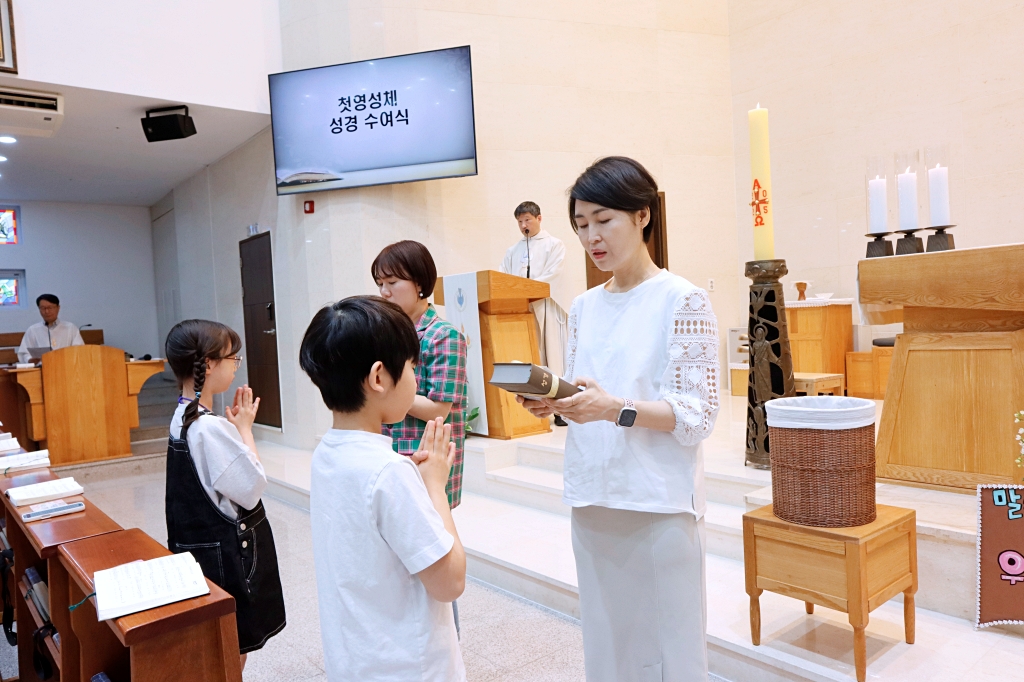 2025_04_27 첫영성체 성경 수여식 (9).JPG