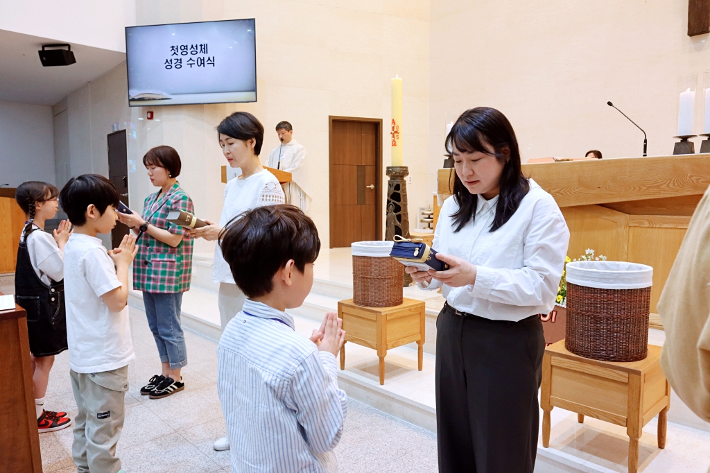 2025_04_27 첫영성체 성경 수여식 (8).JPG
