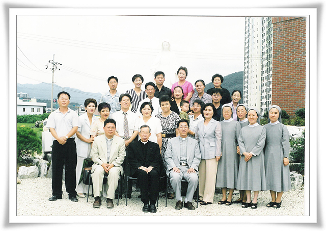 김수환추기경,윤용선신부님 본당 방문.jpg