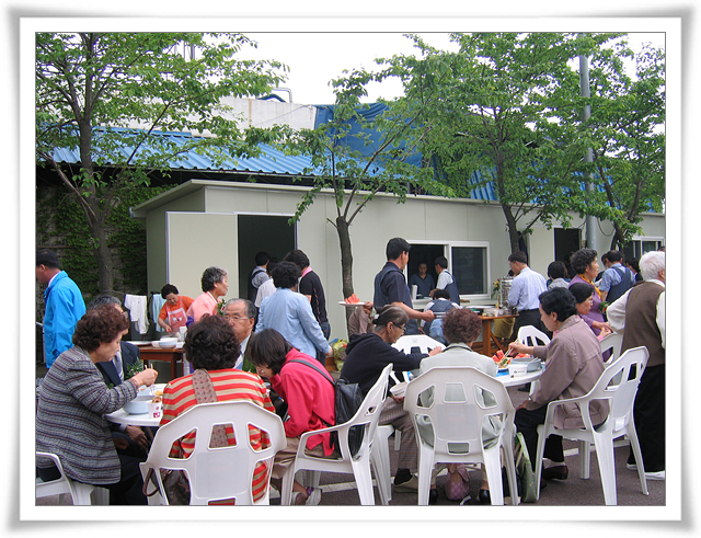20060507 간이주방 신축 기념 어버이날 식사 (2).jpg