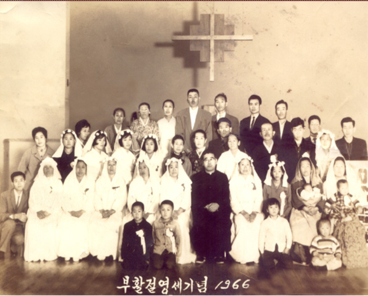 1966년 부활절 영세 이영식 히지노 신부님 구포본당 주임신부.png