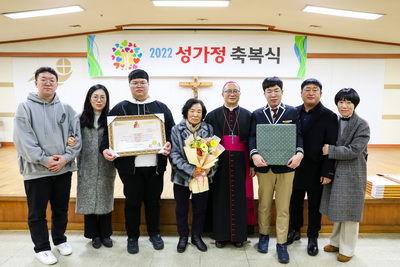 20221209성가정축복장수여식142 복사_resize.jpg