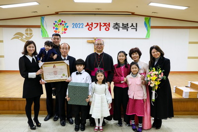 20221209성가정축복장수여식122 복사_resize.jpg