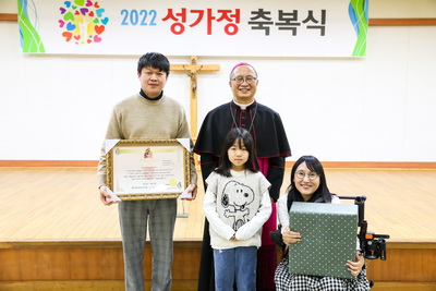 20221209성가정축복장수여식180 복사_resize.jpg