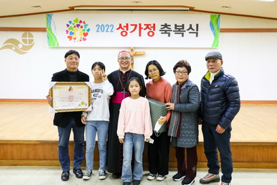 20221209성가정축복장수여식177 복사_resize.jpg