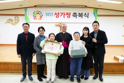 20221209성가정축복장수여식166 복사_resize.jpg