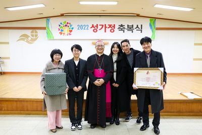 20221209성가정축복장수여식175 복사_resize.jpg