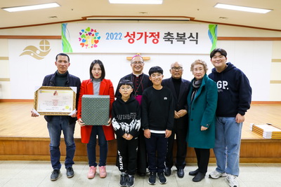 20221209성가정축복장수여식162 복사_resize.jpg