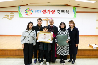 20221209성가정축복장수여식168 복사_resize.jpg