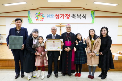 20221209성가정축복장수여식139 복사_resize.jpg