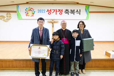 20221209성가정축복장수여식146 복사_resize.jpg