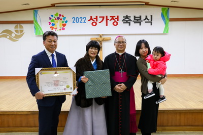 20221209성가정축복장수여식115 복사_resize.jpg