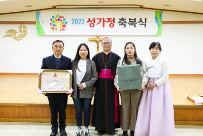 20221209성가정축복장수여식172 복사_resize.jpg