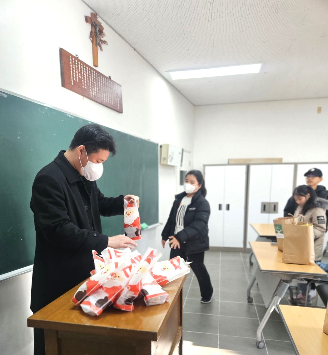 2024년12월25일-성탄복사단선물.jpg