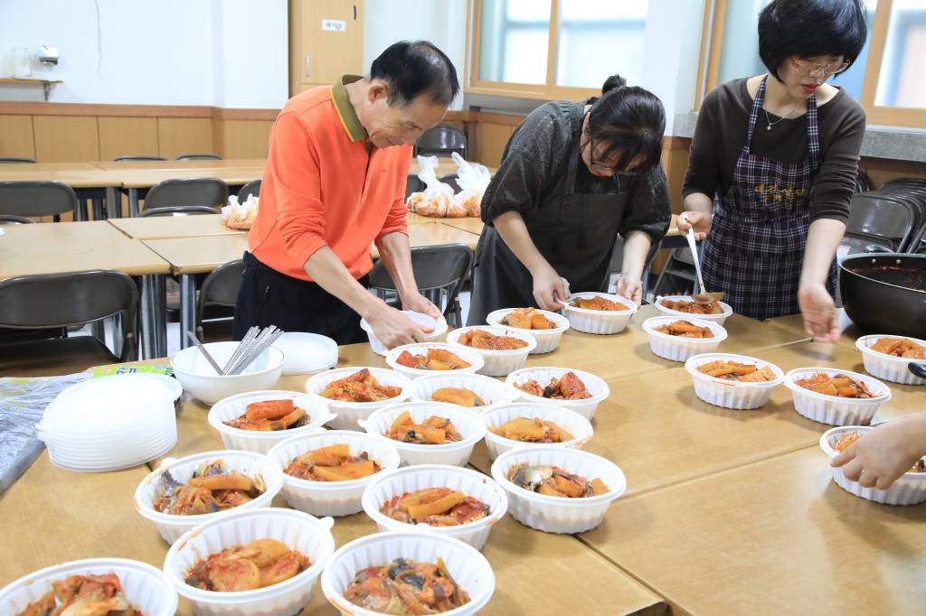 20181004사직대건성당불우이웃반찬나눔004.jpg