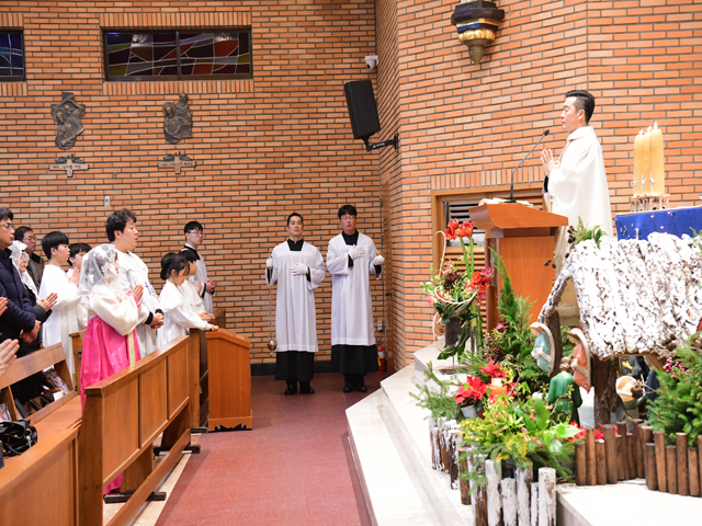 2023년주님성탄대축일밤미사 (110).jpg