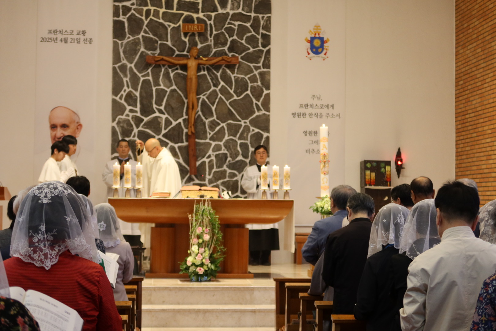 2025년 5월 첫 주 미사(신입 복사 입단식) (9).jpg