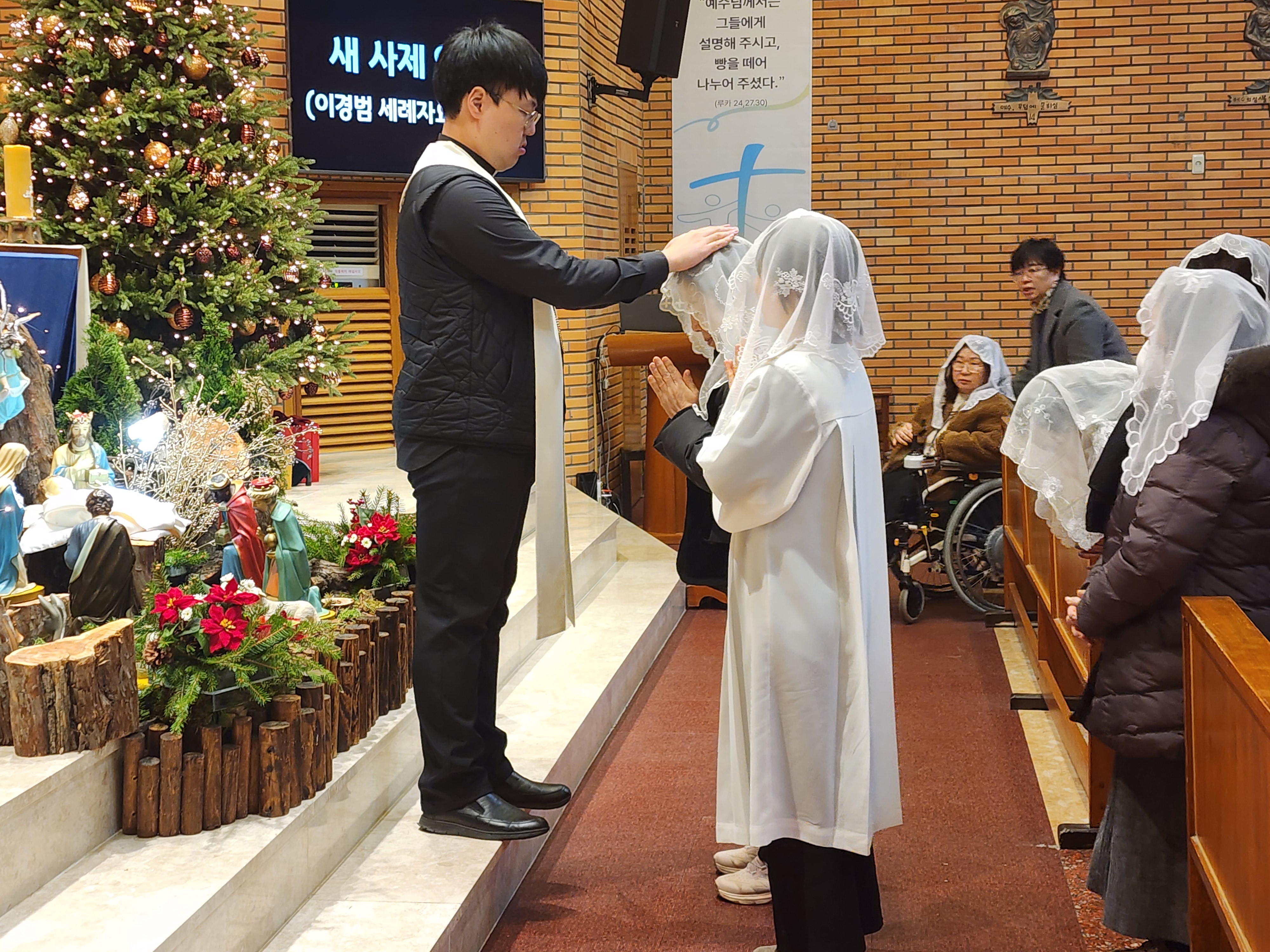 새 사제 이경범서례자요한신부님첫미사 (3).jpg