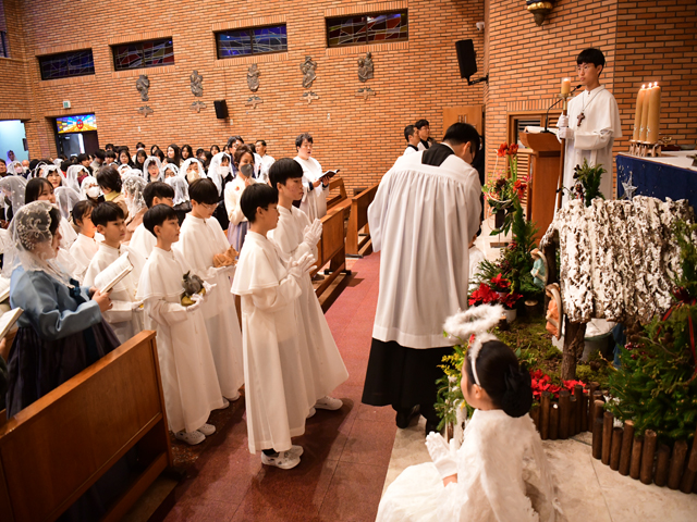 2023년주님성탄대축일밤미사 (15).jpg